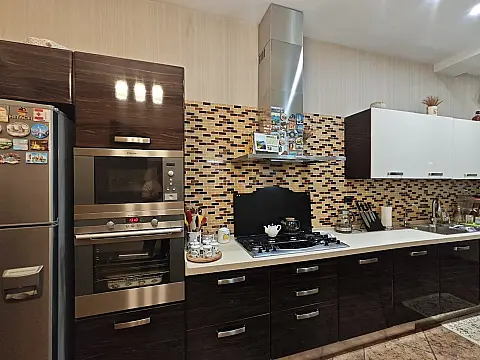 Satılır 4 otaqlı mənzil 196 m²