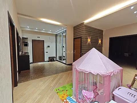 Satılır 4 otaqlı mənzil 196 m²