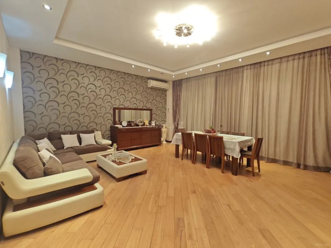 Satılır 4 otaqlı mənzil 196 m²