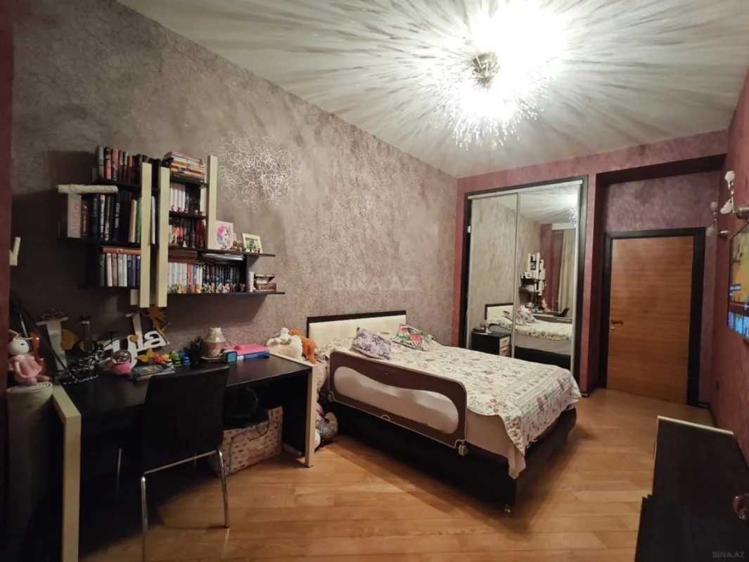 Satılır 4 otaqlı mənzil 196 m²