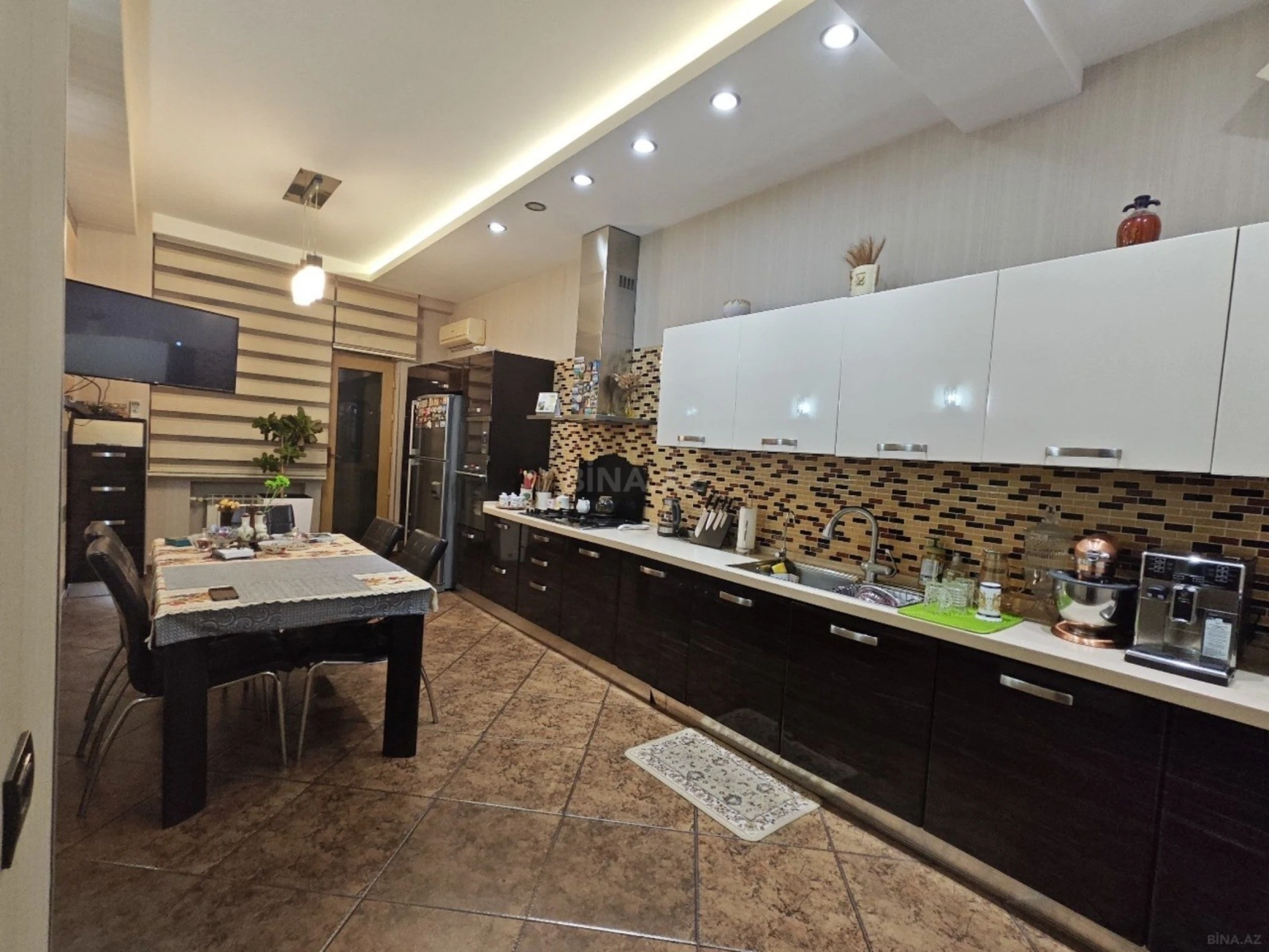 Satılır 4 otaqlı mənzil 196 m²