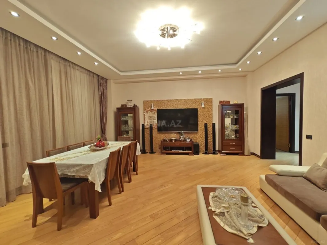 Satılır 4 otaqlı mənzil 196 m²