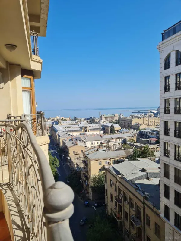 Satılır 4 otaqlı mənzil 210 m²