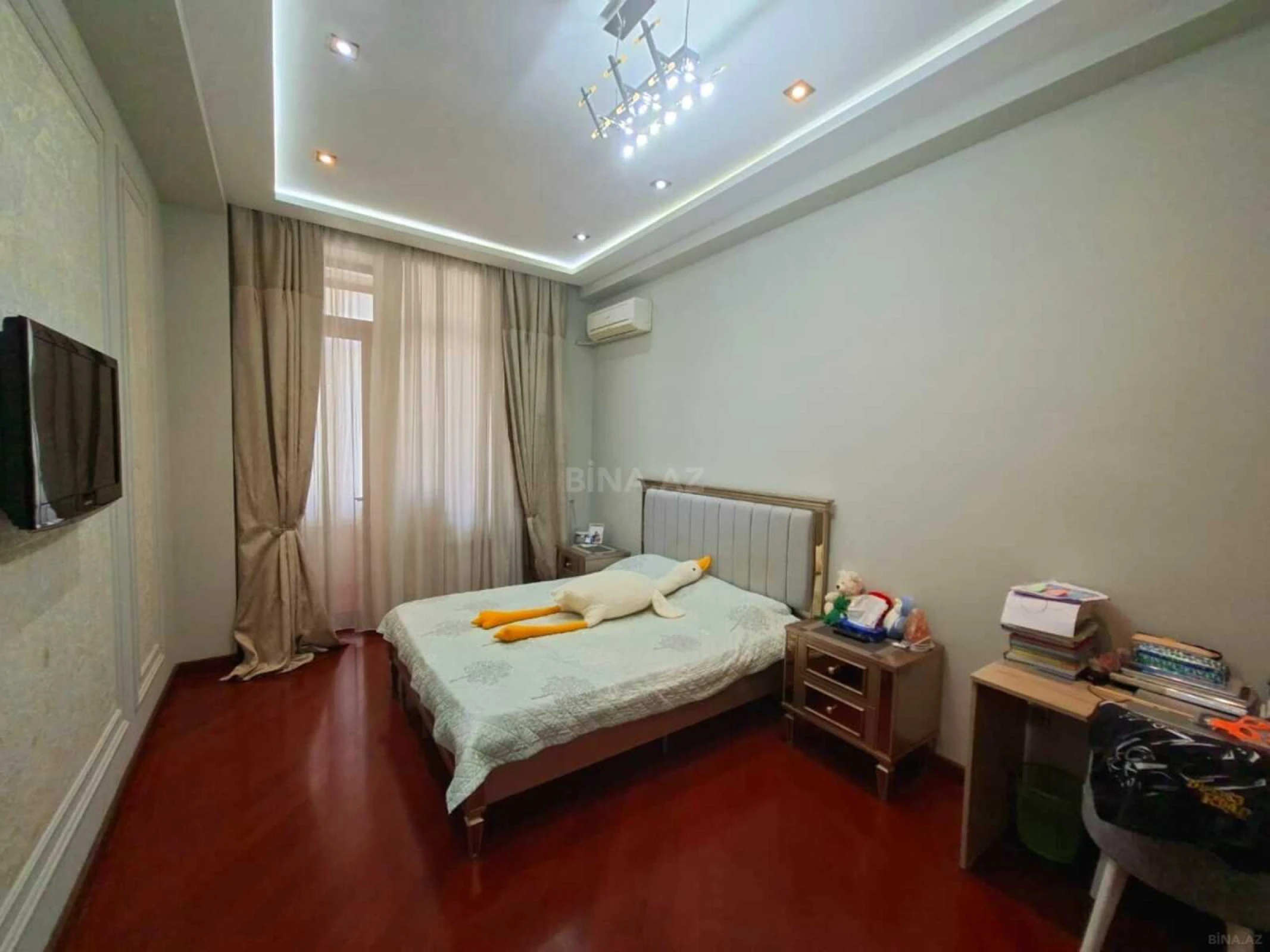 Satılır 4 otaqlı mənzil 210 m²