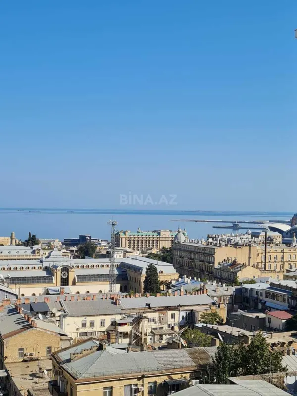 Satılır 4 otaqlı mənzil 210 m²