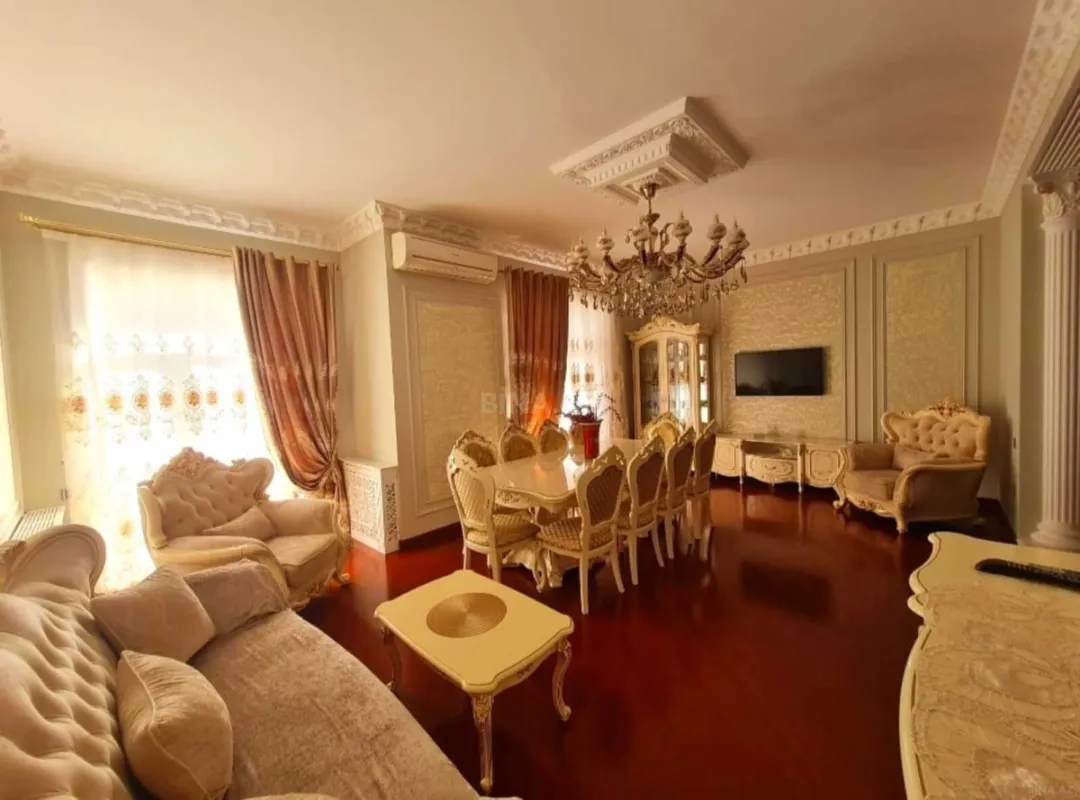Satılır 4 otaqlı mənzil 210 m²