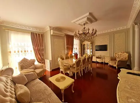 Satılır 4 otaqlı mənzil 210 m²
