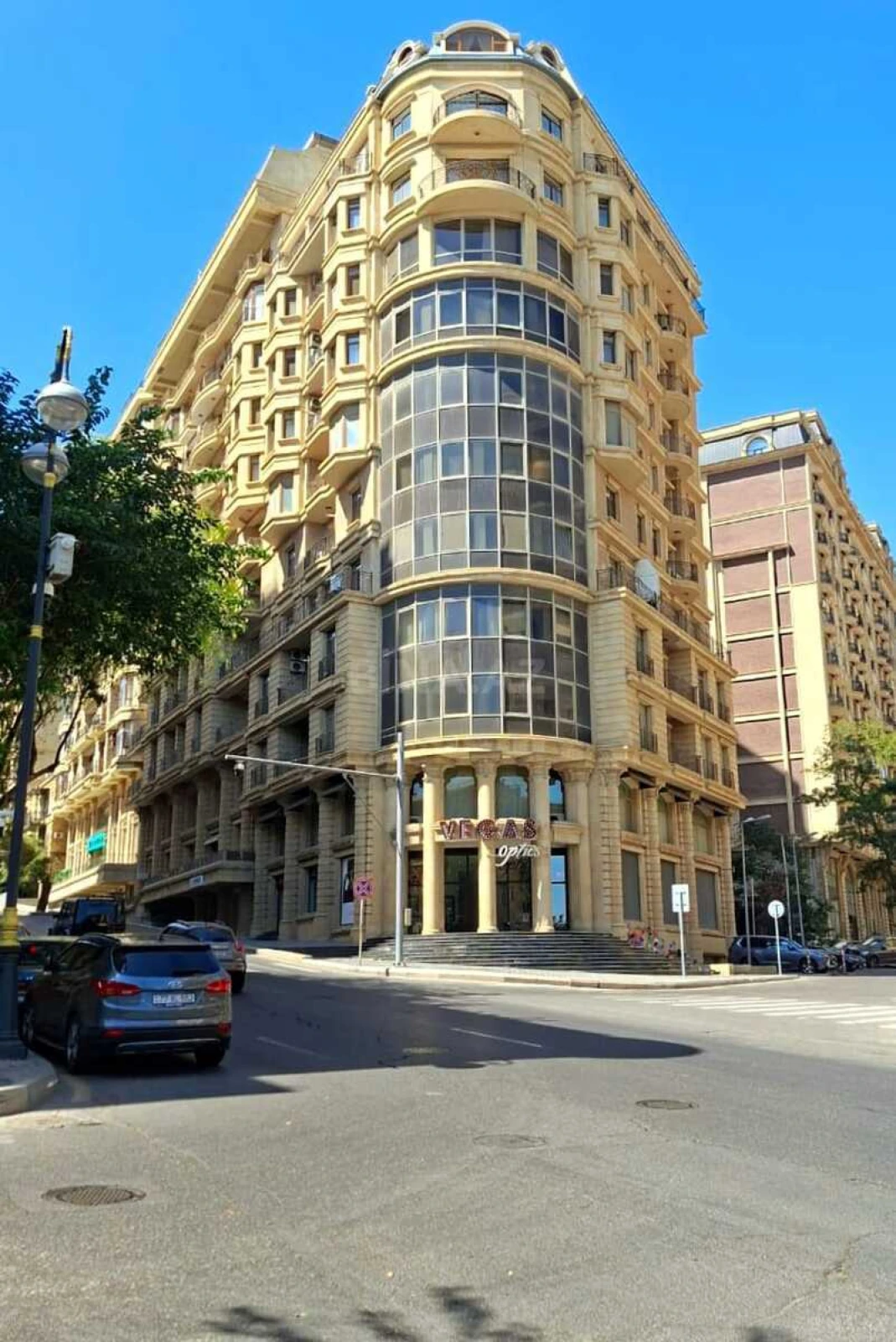 Satılır 4 otaqlı mənzil 210 m²