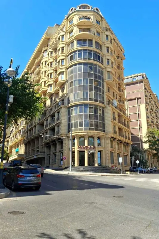 Satılır 4 otaqlı mənzil 210 m²