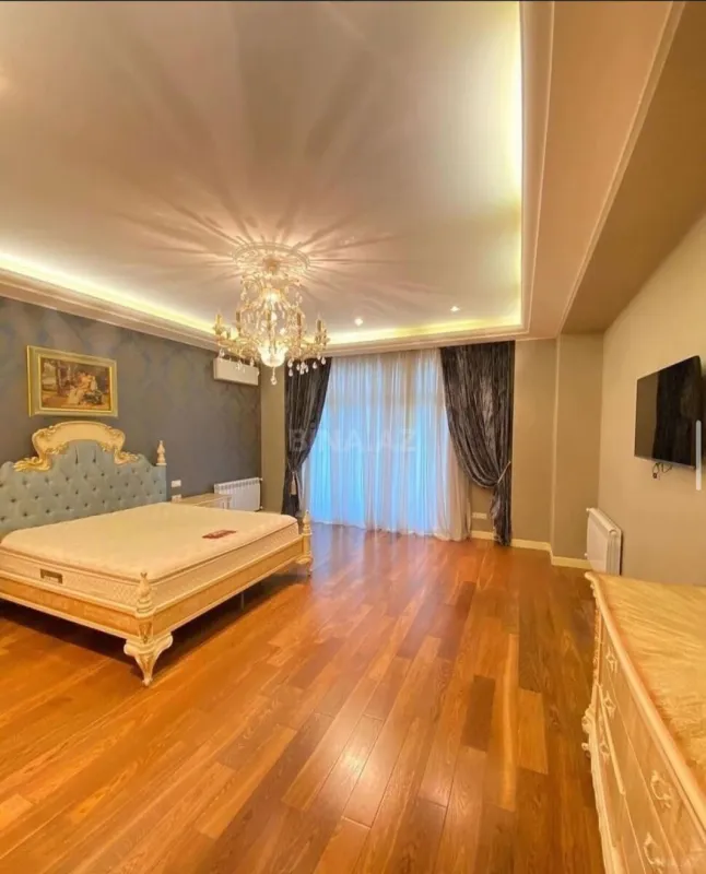 Satılır 5 otaqlı mənzil 500 m²