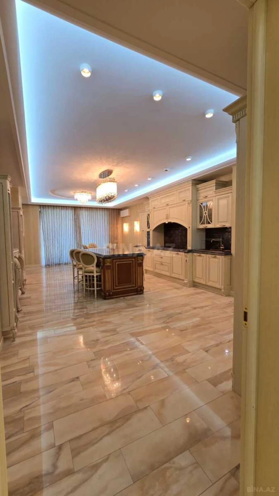 Satılır 5 otaqlı mənzil 500 m²