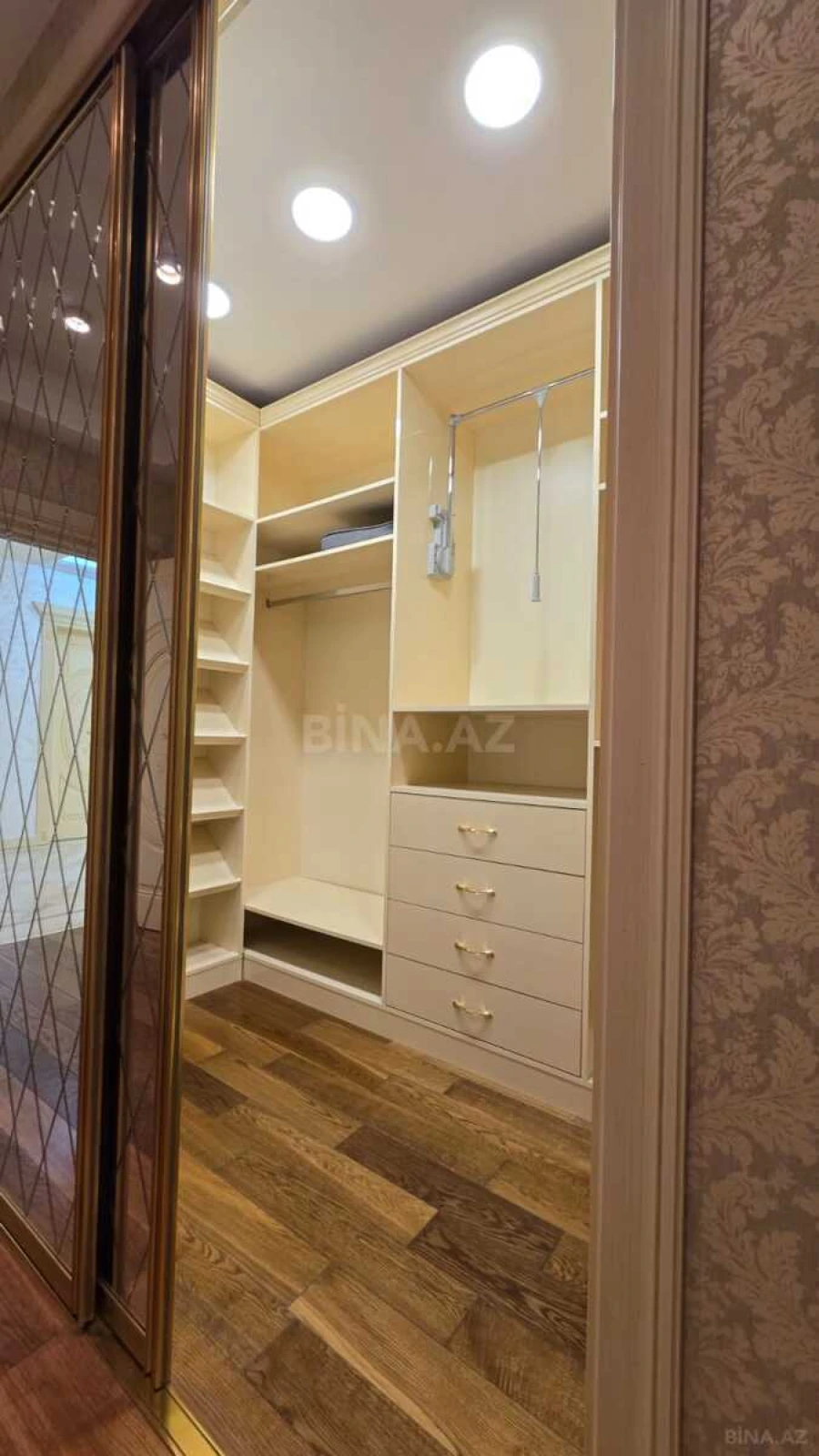 Satılır 5 otaqlı mənzil 500 m²