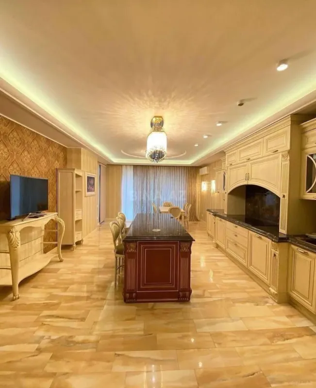 Satılır 5 otaqlı mənzil 500 m²