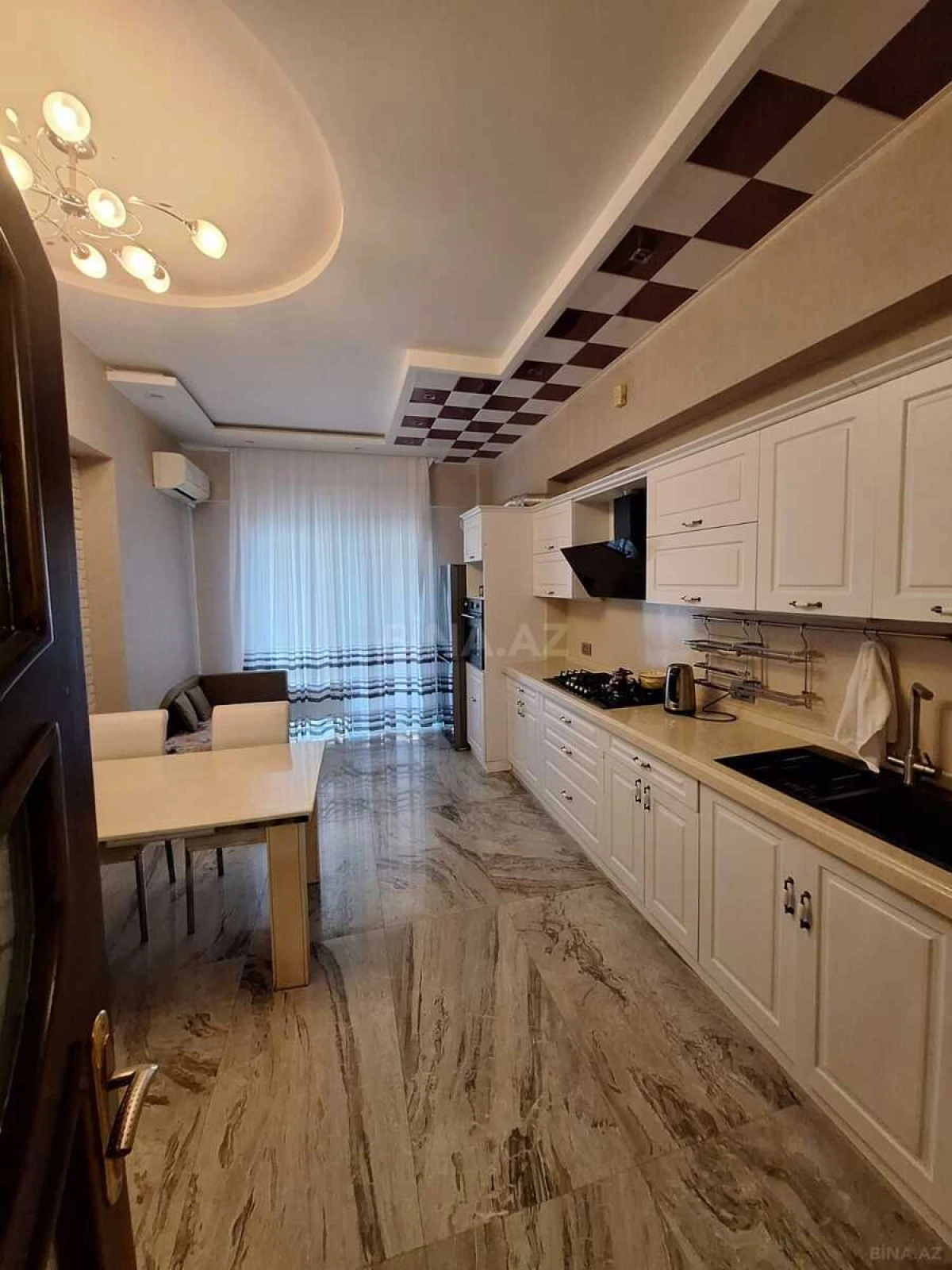 Satılır 4 otaqlı mənzil 250 m²