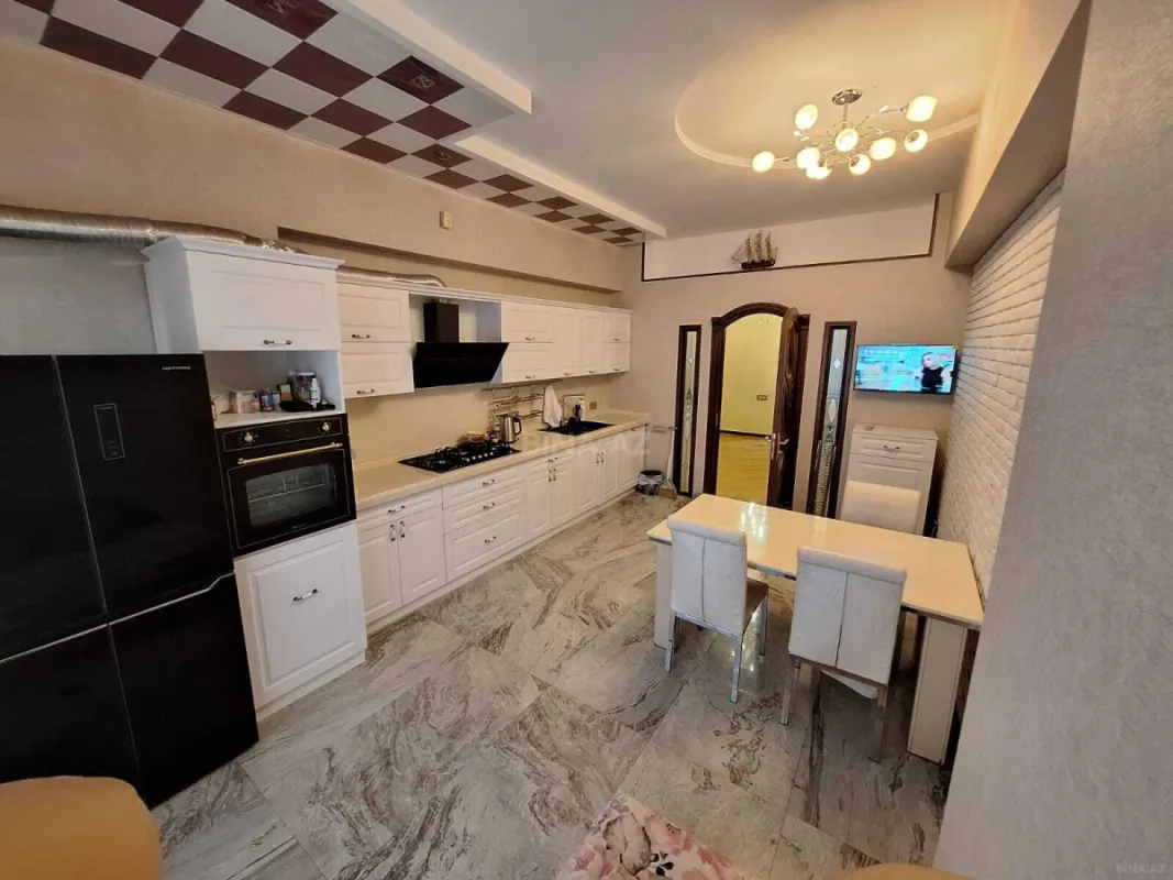 Satılır 4 otaqlı mənzil 250 m²