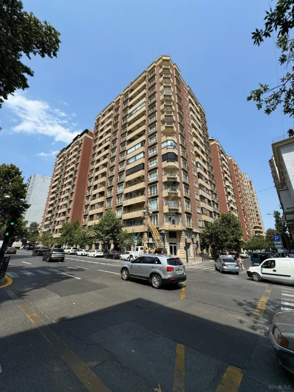 Satılır 4 otaqlı mənzil 250 m²