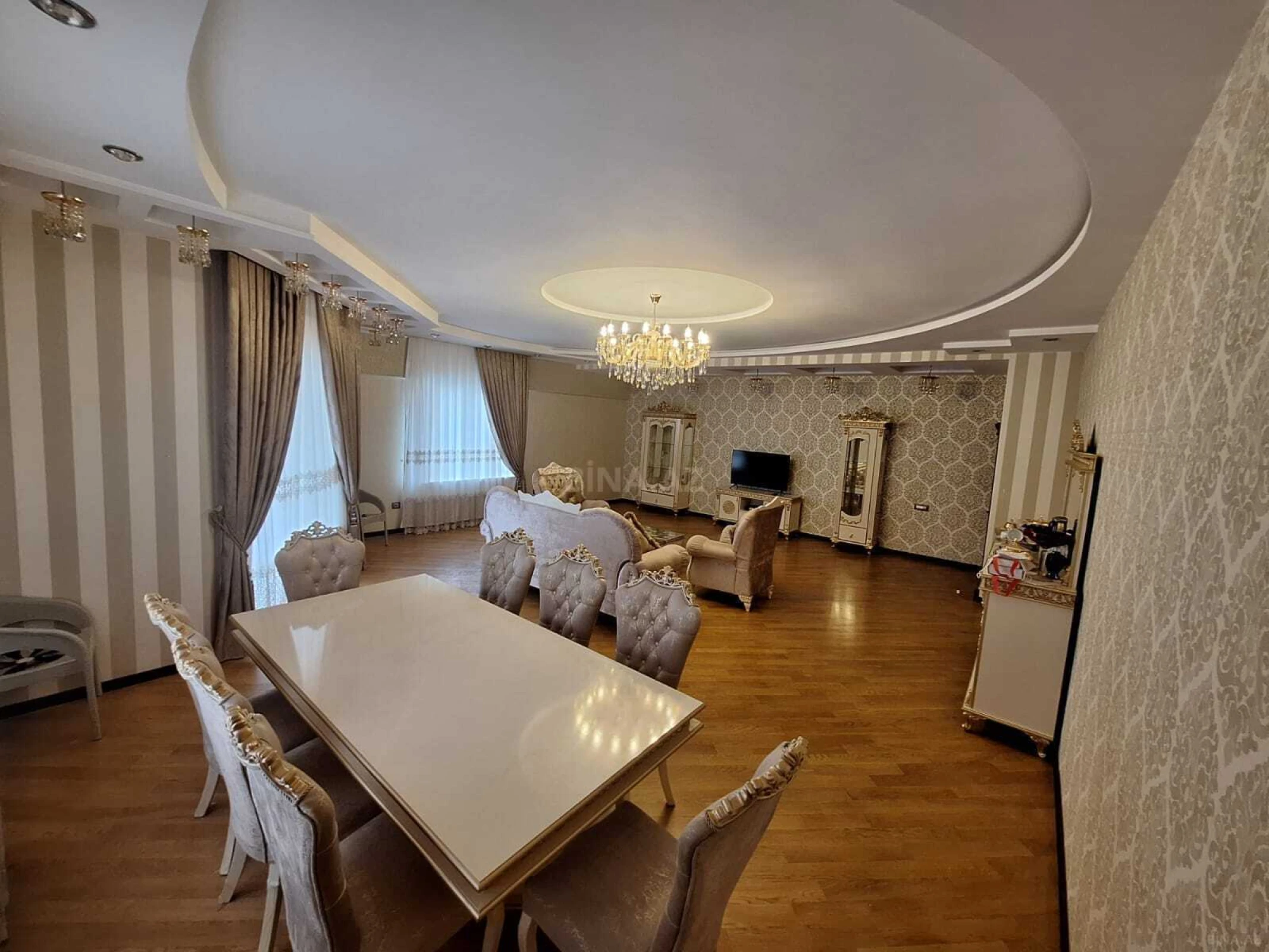 Satılır 4 otaqlı mənzil 250 m²