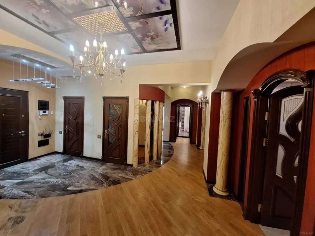 Satılır 4 otaqlı mənzil 250 m²