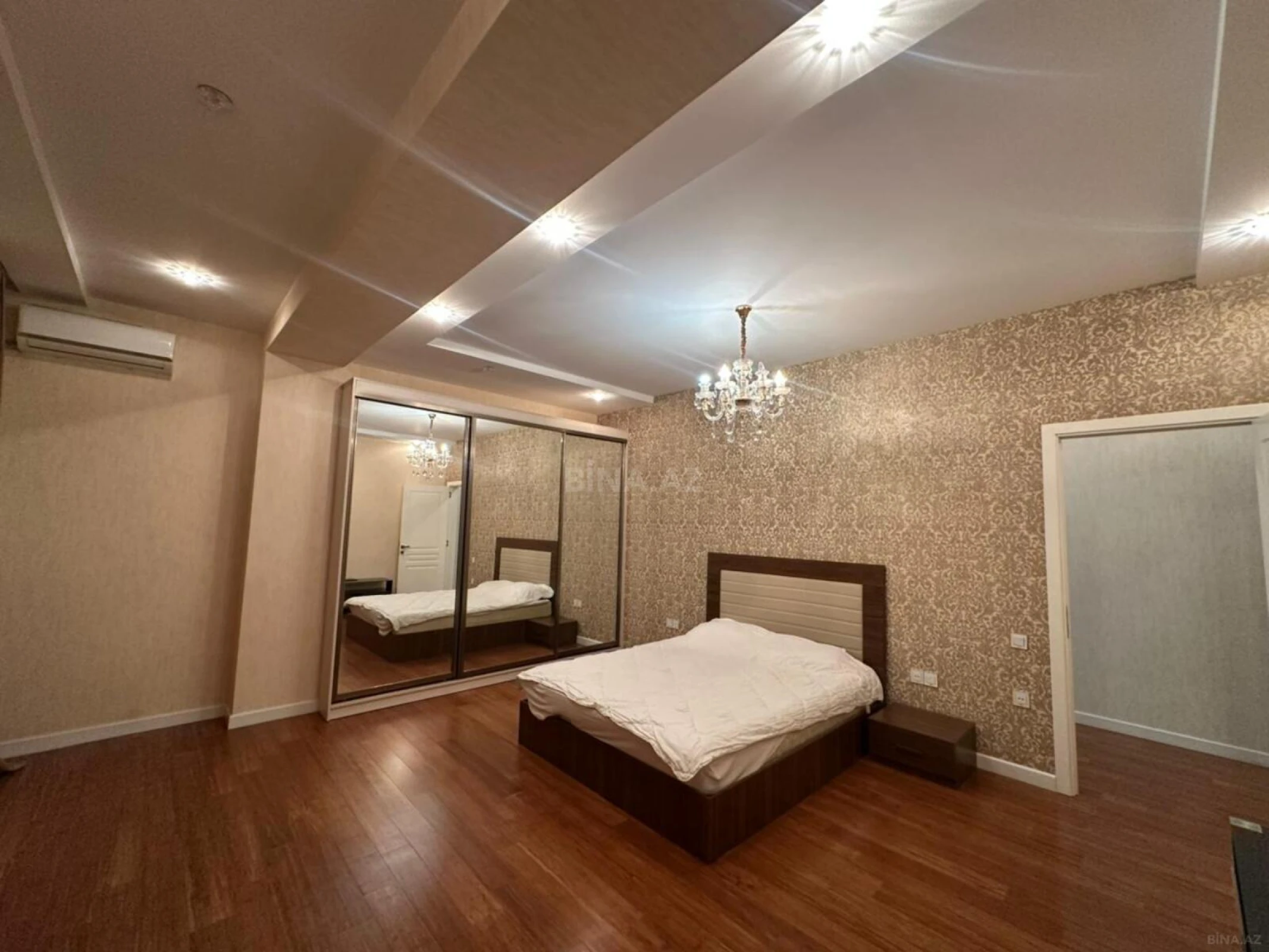 Satılır 4 otaqlı mənzil 185 m²