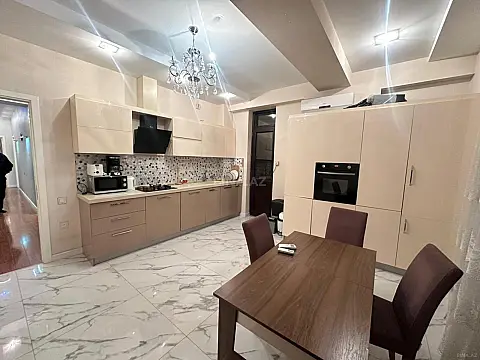 Satılır 4 otaqlı mənzil 185 m²