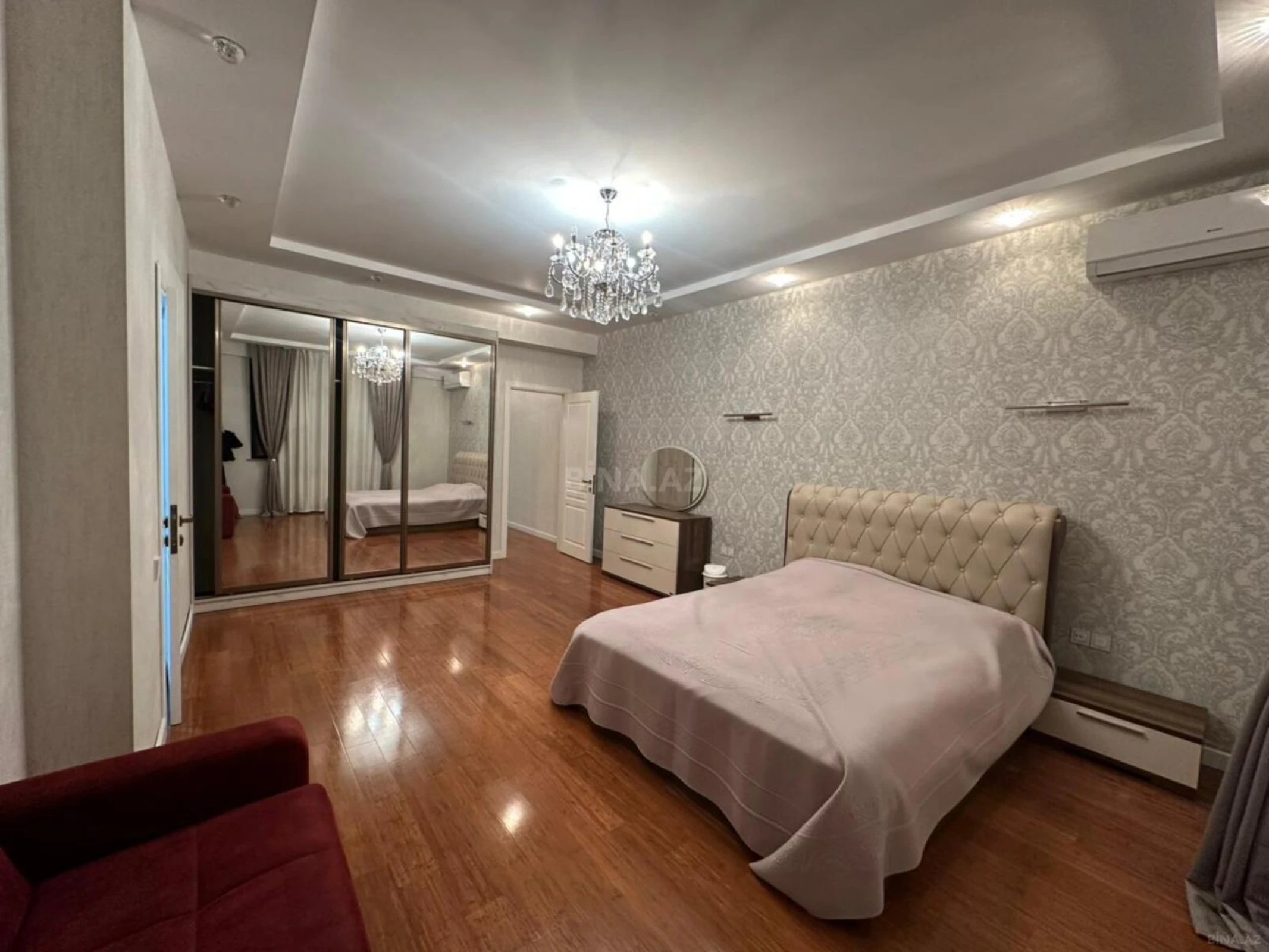 Satılır 4 otaqlı mənzil 185 m²