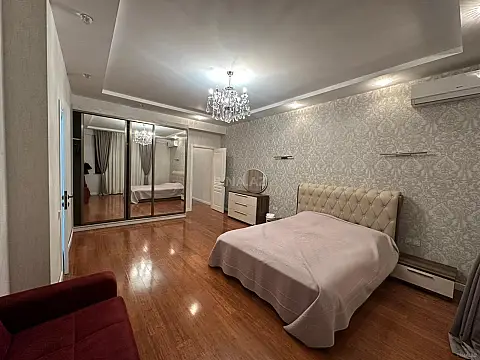 Satılır 4 otaqlı mənzil 185 m²