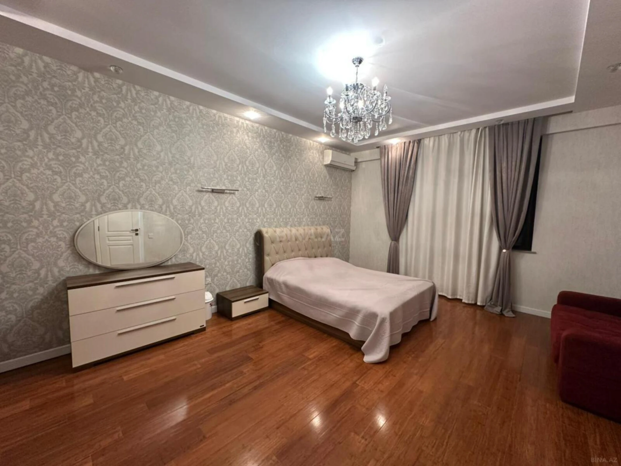 Satılır 4 otaqlı mənzil 185 m²