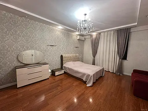 Satılır 4 otaqlı mənzil 185 m²