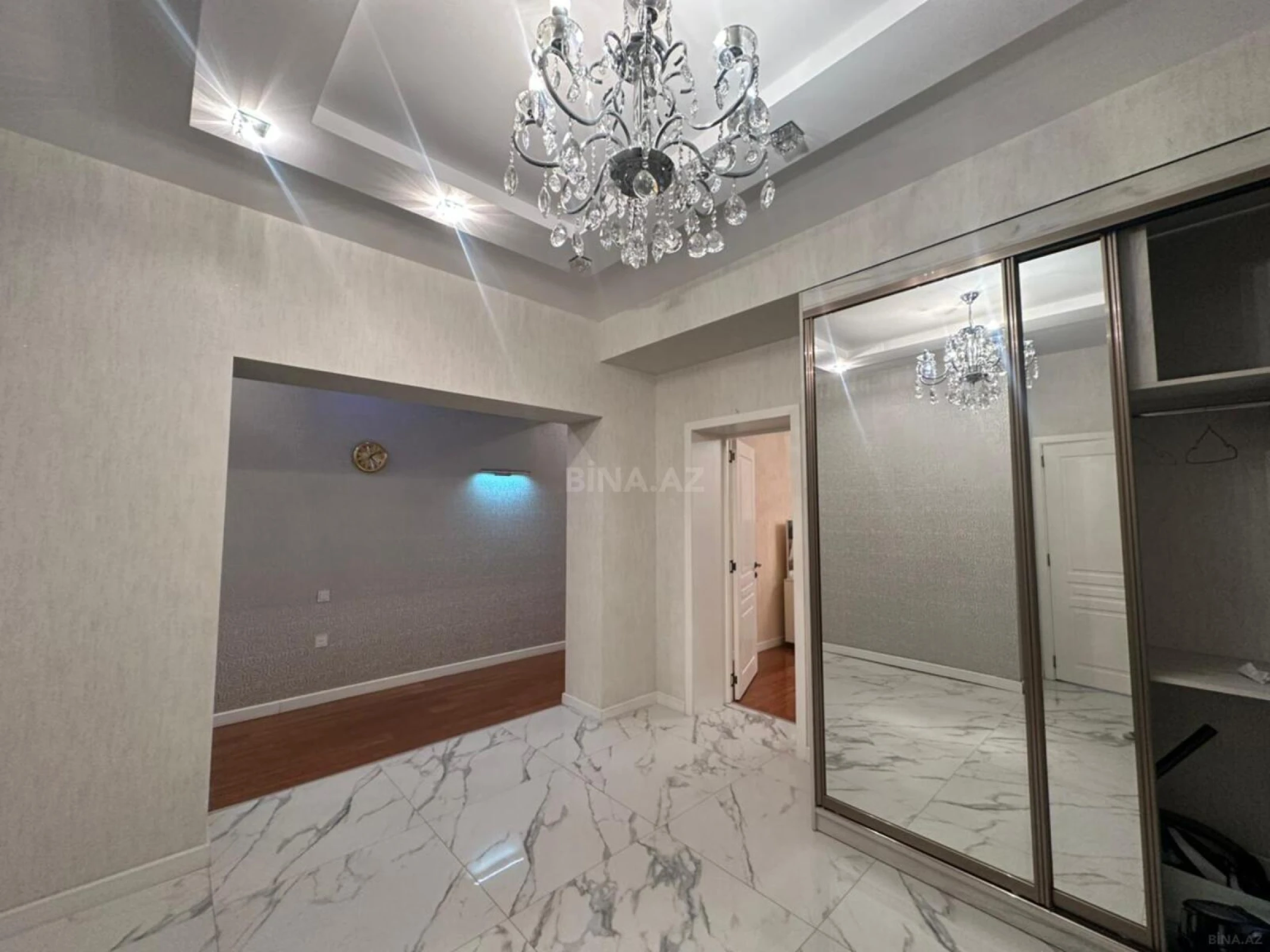 Satılır 4 otaqlı mənzil 185 m²