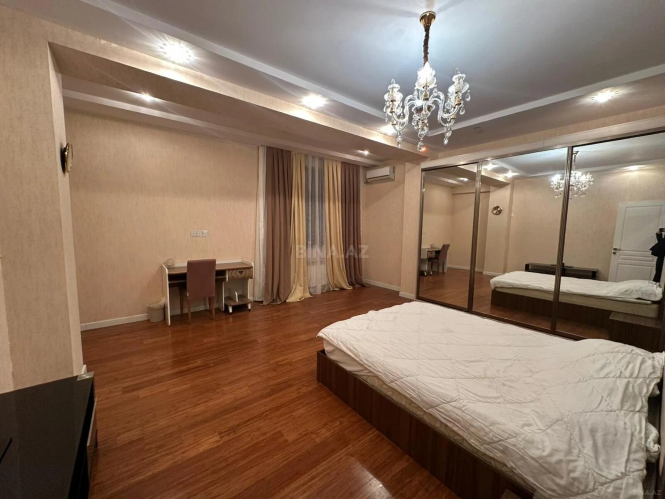 Satılır 4 otaqlı mənzil 185 m²