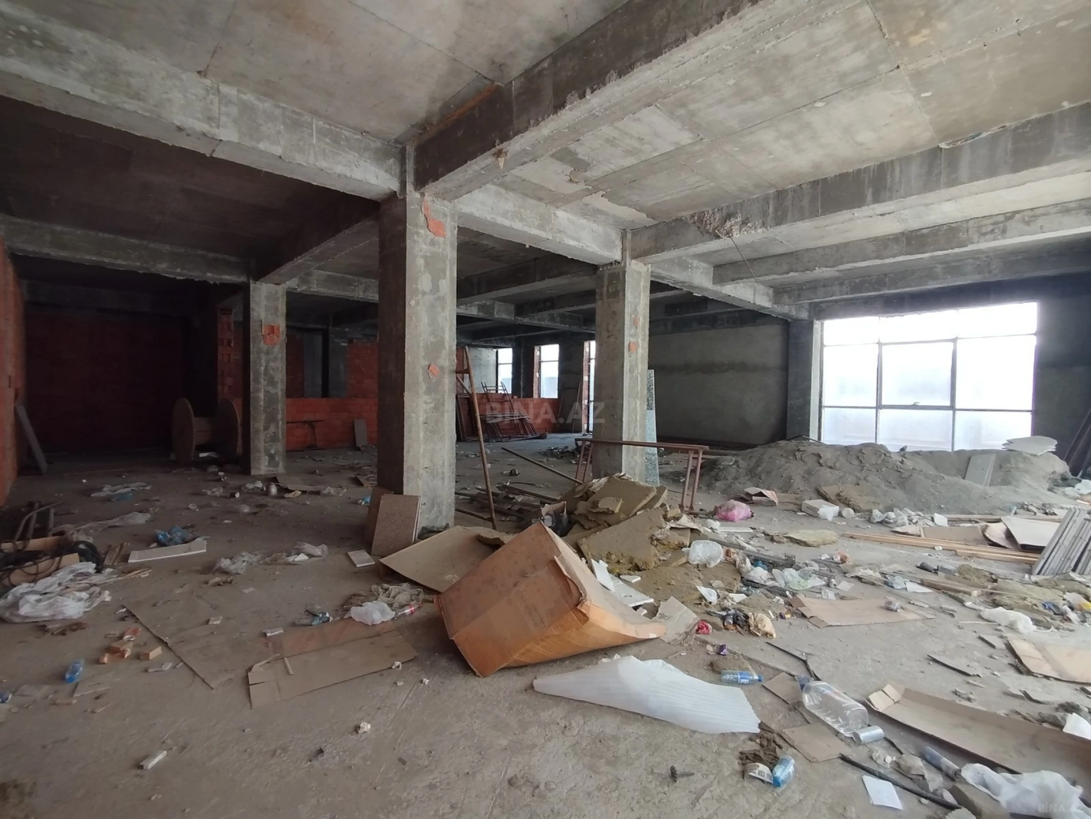 Satılır obyekt 587 m²