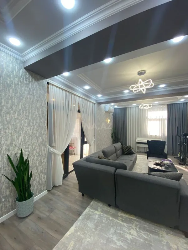 Satılır 3 otaqlı mənzil 130 m²
