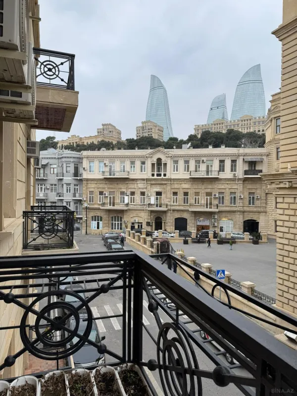 Satılır 4 otaqlı mənzil 130 m²