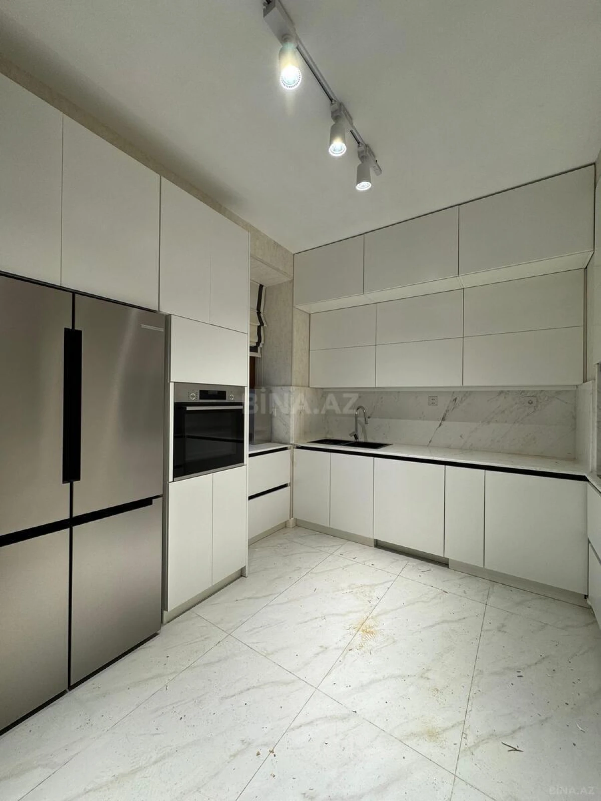 Satılır 4 otaqlı mənzil 130 m²