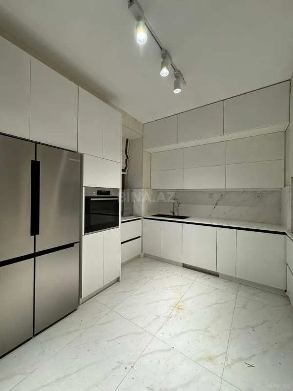 Satılır 4 otaqlı mənzil 130 m²