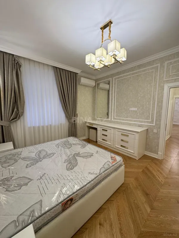Satılır 4 otaqlı mənzil 130 m²