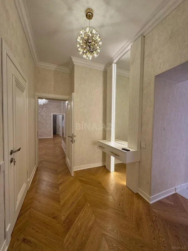 Satılır 4 otaqlı mənzil 130 m²