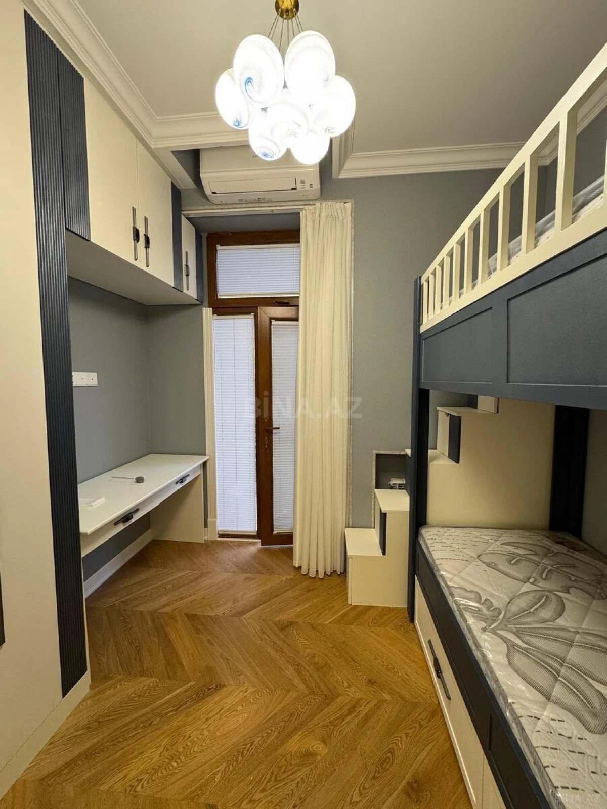 Satılır 4 otaqlı mənzil 130 m²
