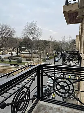 Satılır 4 otaqlı mənzil 130 m²