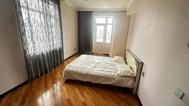 Satılır 3 otaqlı mənzil 125 m²