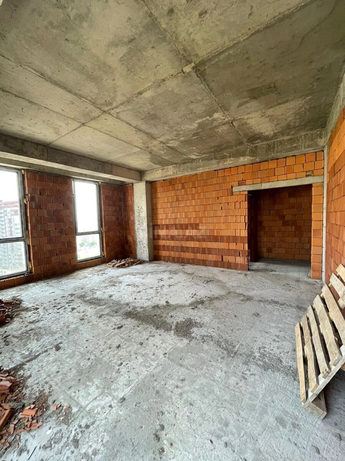 Satılır 4 otaqlı mənzil 178 m²