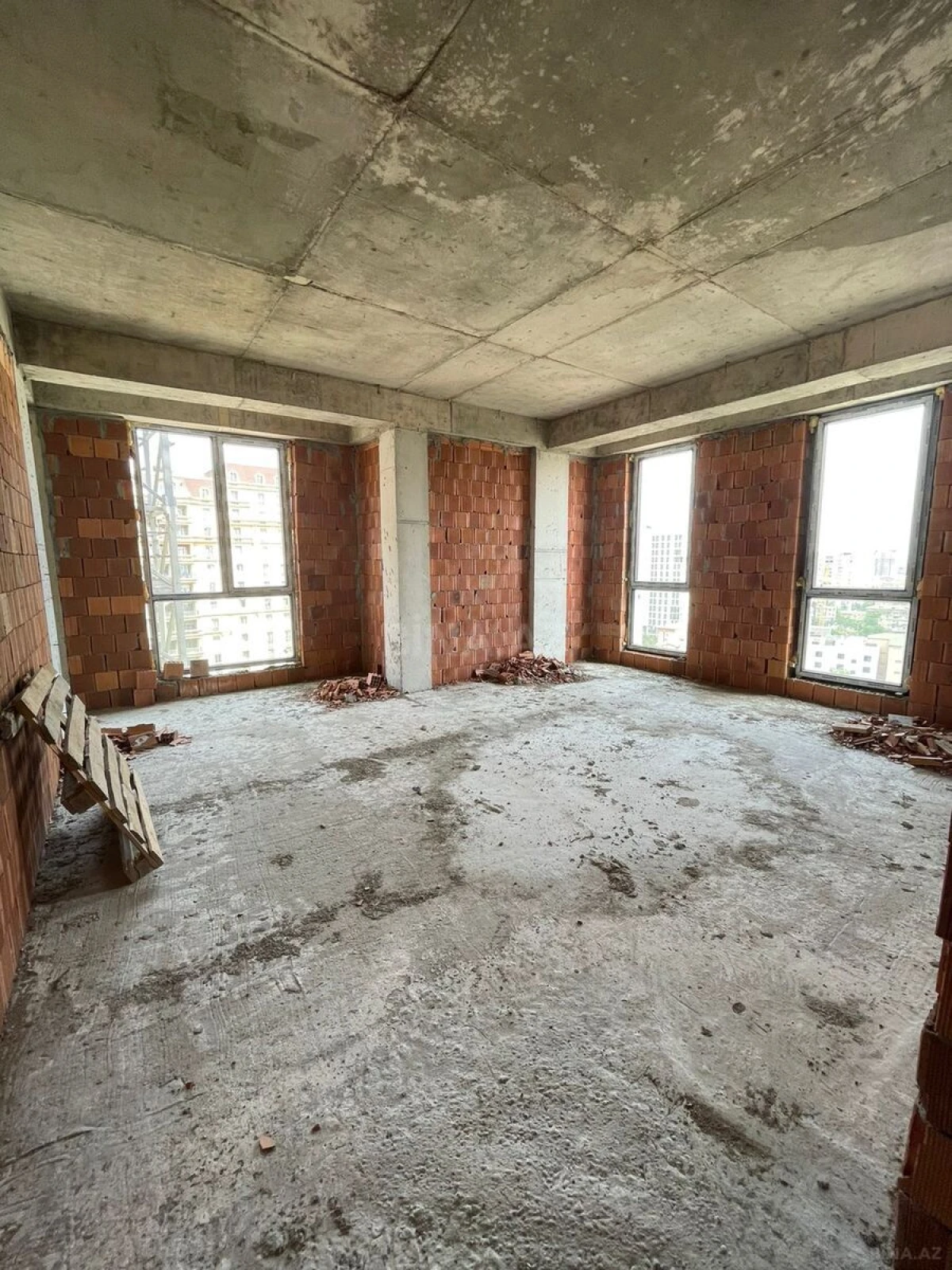 Satılır 4 otaqlı mənzil 178 m²