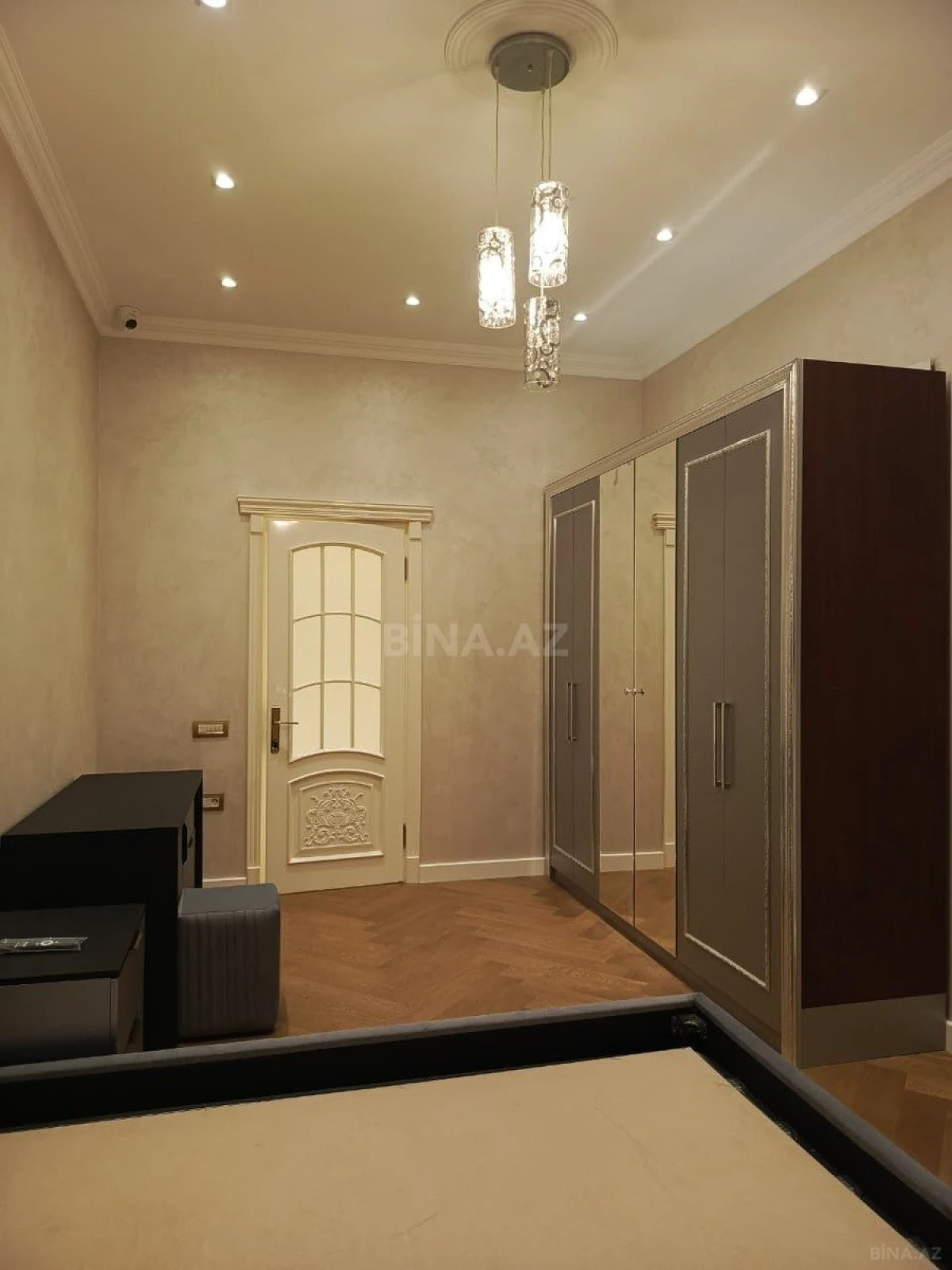 Kirayə verilir 3 otaqlı mənzil 160 m²