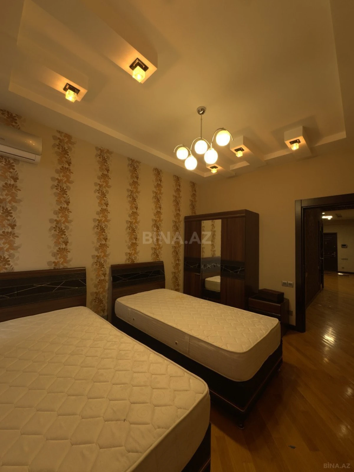 Satılır 3 otaqlı mənzil 135 m²