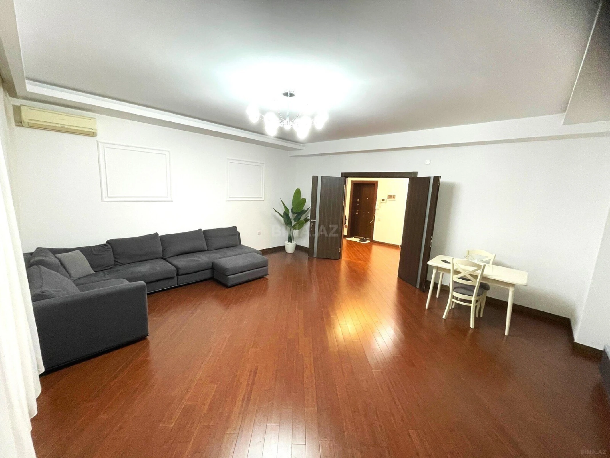 Satılır 3 otaqlı mənzil 135 m²