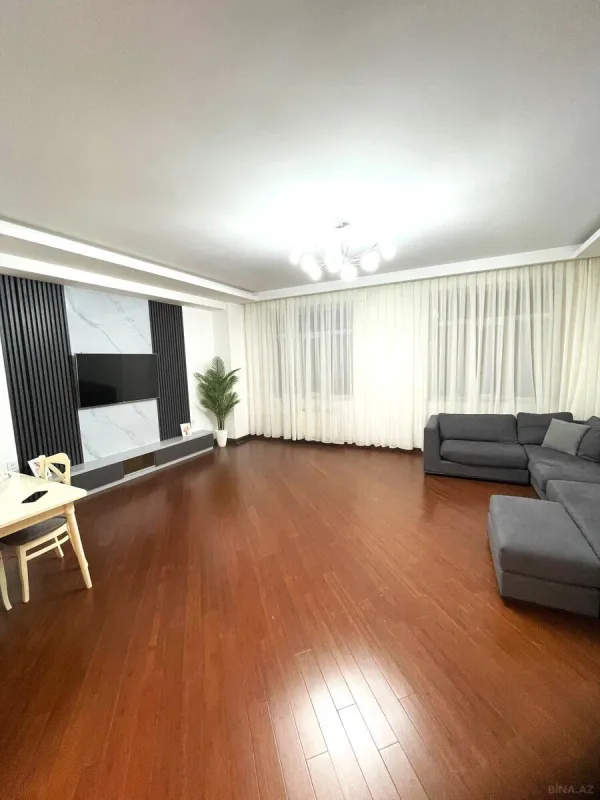 Satılır 3 otaqlı mənzil 135 m²