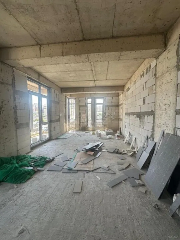 Satılır 4 otaqlı mənzil 220 m²