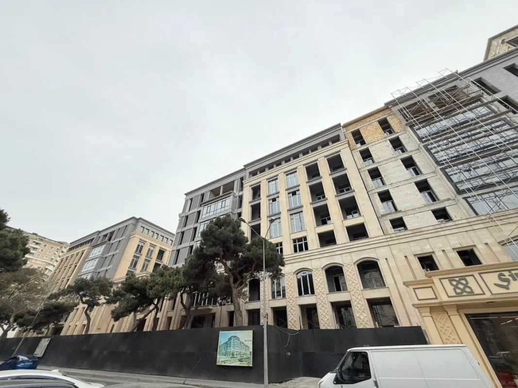 Satılır 4 otaqlı mənzil 261 m²