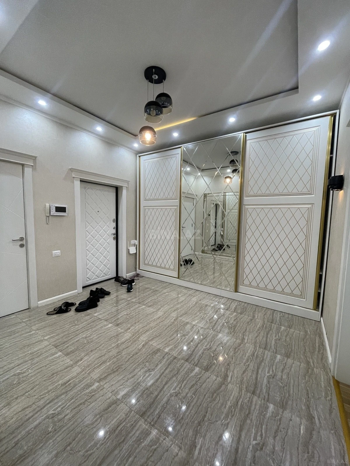 Satılır 3 otaqlı mənzil 135 m²