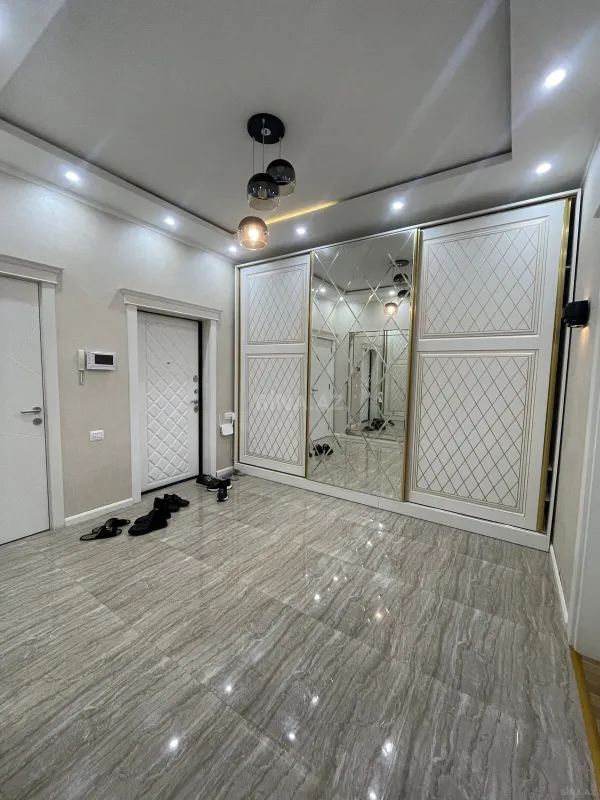 Satılır 3 otaqlı mənzil 135 m²